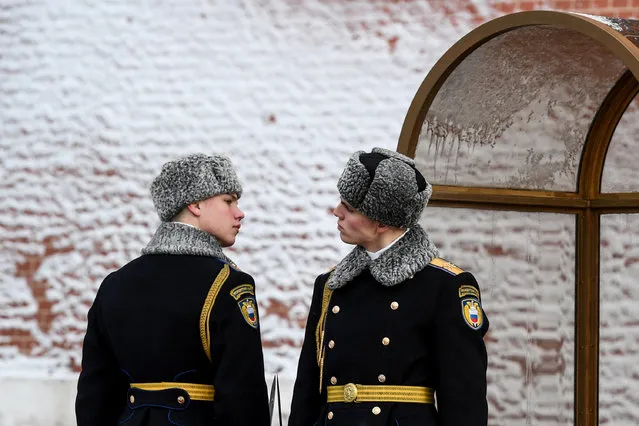 Russian honour guards look at each other during the changing of guards ceremony at the Tomb of the Unknown Soldier by the Kremlin wall following a night snowfall in Moscow on January 23, 2020. (Photo by Kirill Kudryavtsev/AFP Photo)