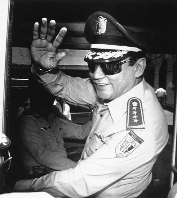 General Manuel Antonio Noriega waves to the newsmen after a state council meeting, August 31, 1989 at the presidential palace in Panama City, were they announced the new president of the republic. (Photo by Matias Recart/AP Photo)