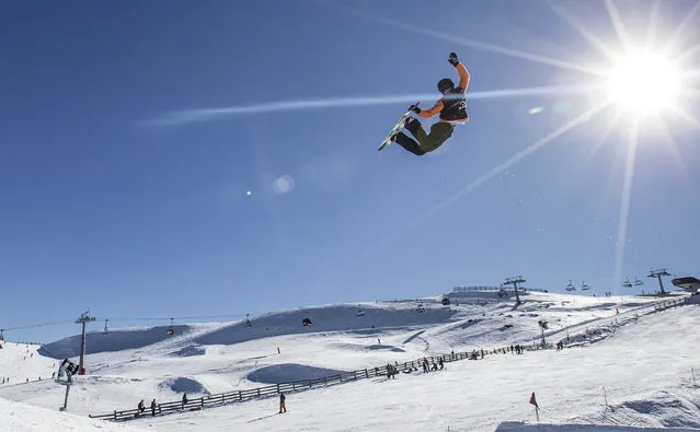Switzerland's Nicolas Huber performs in the men's slopestyle qualifying at the Winter Games NZ in Queenstown, New Zealand, Sunday, September 3, 2017. (Photo by Neil Kerr/Winter Games NZ via AP Photo)