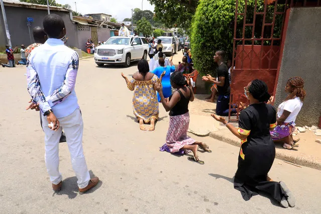 Abbe Abekan travels around the streets as he prays to stop the spread of coronavirus disease (COVID-19), in Abidjan, Ivory Coast on March 22, 2020. (Photo by Thierry Gouegnon/Reuters)