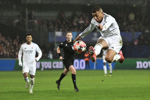 Real Madrid's French forward #09 Kylian Mbappe jumps to control the ball during the UEFA Champions League, league phase – matchday 8 between Stade Brestois 29 (Brest) and Real Madrid CF at the Roudourou Stadium in Guingamp, north-western France, on January 29, 2025. (Photo by Damien Meyer/AFP Photo)