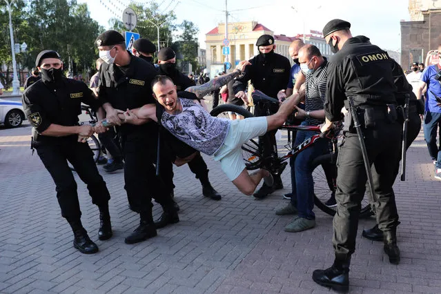 Belarusian police detain a protester at a rally in Minsk on June 19, 2020. (Photo by Uladz Hryzdin/Radio Free Europe/Radio Liberty)