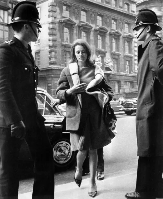 Christine Keeler, 21, arrives at Old Bailey in London, in this file photo dated April 1, 1963, where her bail was forfeited for her failure to appear earlier as a court witness in a shooting case against her ex-lover. The model at centre of Profumo Affair, a scandal that rocked the political establishment and forced cabinet minister to resign, Keeler has died Tuesday December 5, 2017, according to a statement issued by her family. (Photo by AP Photo)