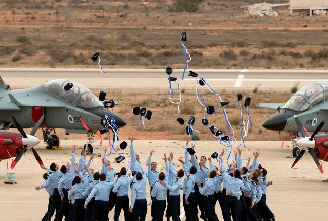 Israeli Air Force pilots throw their hats in the air as they celebrate during their graduation ceremony at the Hatzerim Israeli Air Force base in the Negev desert, near the southern Israeli city of Beer Sheva, on December 27, 2017. (Photo by Jack Guez/AFP Photo)