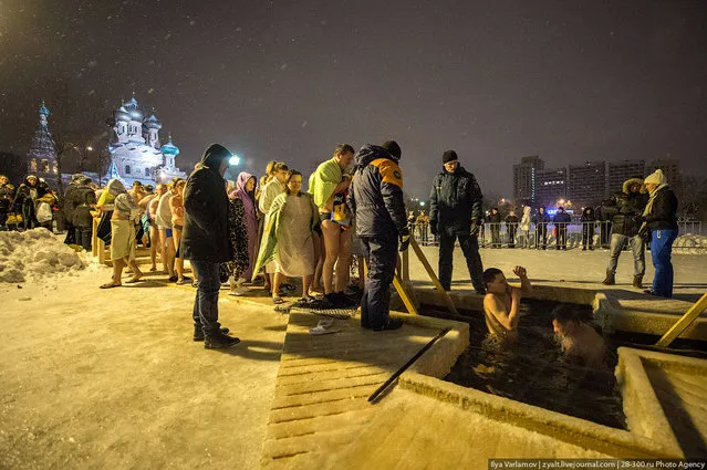 Mass ice bathing in Moscow on January 19, 2013. (Photo by Iliya Varlamov)