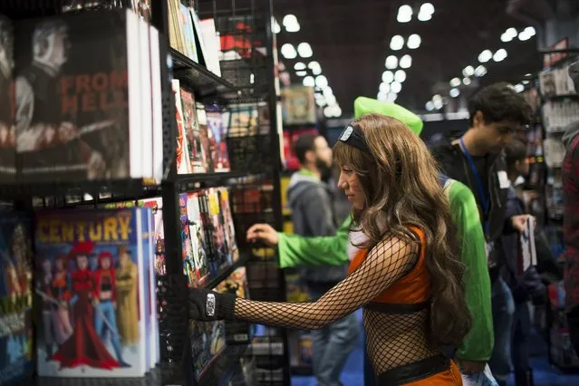 New York Comic Con attendees buy comic books during Day Three of the event in Manhattan, New York, October 10, 2015. (Photo by Eduardo Munoz/Reuters)