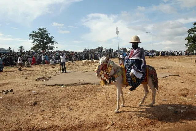 A horseman stands before a crowd of spectators during the Durbar festival parade in Zaria, Nigeria September 14, 2016. (Photo by Afolabi Sotunde/Reuters)