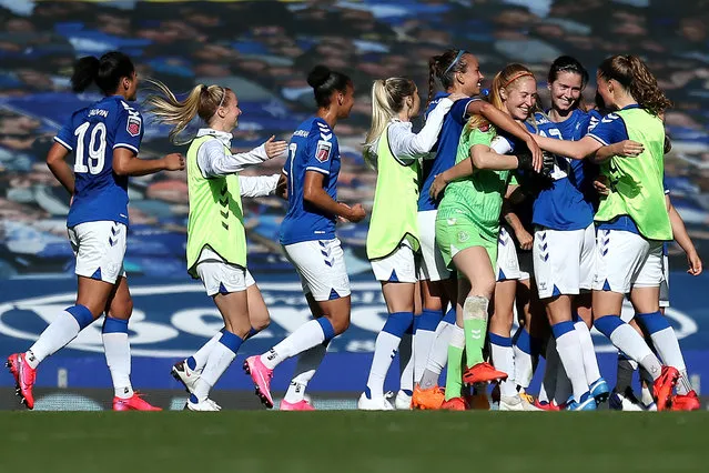 Players of Everton celebrate at full time after victory in the Women's FA Cup Quarter Final match between Everton FC and Chelsea FC at Goodison Park on September 27, 2020 in Liverpool, England. Sporting stadiums around the UK remain under strict restrictions due to the Coronavirus Pandemic as Government social distancing laws prohibit fans inside venues resulting in games being played behind closed doors. (Photo by Lewis Storey/Getty Images)