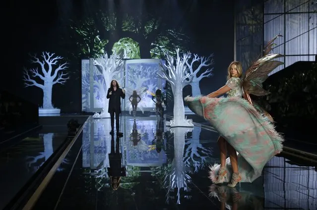 A model presents a creation during the 2014 Victoria's Secret Fashion Show in London December 2, 2014. (Photo by Suzanne Plunkett/Reuters)