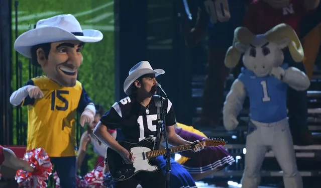 Brad Paisley is accompanied by team mascots as he performs "Country Nation" at the 49th Annual Country Music Association Awards in Nashville, Tennessee November 4, 2015. (Photo by Harrison McClary/Reuters)