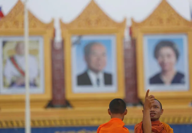 Cambodia's Buddhist monks visit the Royal Palace in Phnom Penh, November 3, 2016. (Photo by Samrang Pring/Reuters)