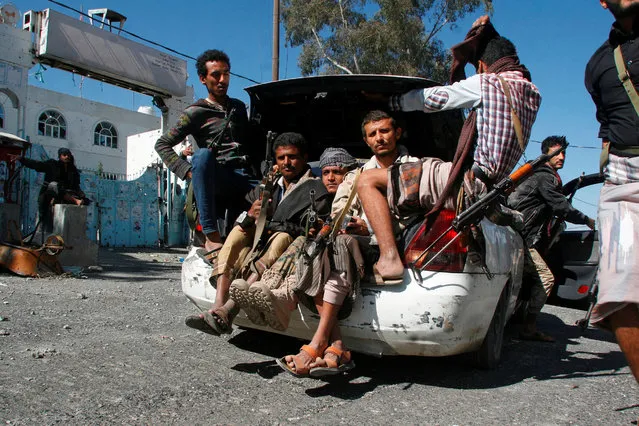 Pro-government fighters ride in the trunk of a car in the southwestern city of Taiz, Yemen November 21, 2016. (Photo by Anees Mahyoub/Reuters)