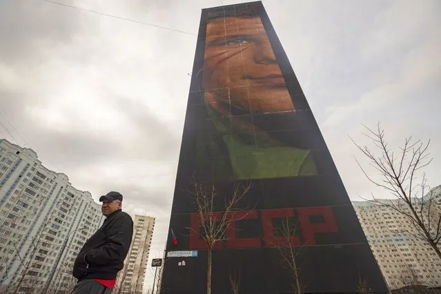 A man walks in front of a 60 meters high picture of the first USSR cosmonaut Yuri Gagarin created by graffiti artist from Italy IJorit Agoch in Odintsovo, Moscow region, Russia, 12 April 2021. The picture is painted on a nineteen-storey building in a residential area of the city of Odintsovo. Russia marks the 60th anniversary of the first human spaceflight on April 12. (Photo by Sergei Ilnitsky/EPA/EFE)