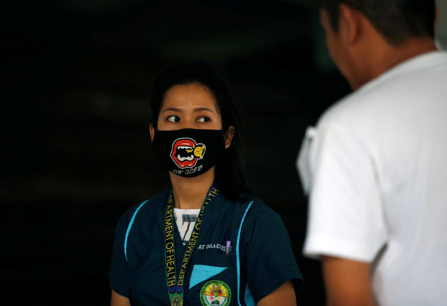 A nurse wearing a mask talks to a patient undergoing drug rehabilitation inside a government run rehab center in Taguig, Metro Manila, Philippines December 12, 2016. (Photo by Erik De Castro/Reuters)