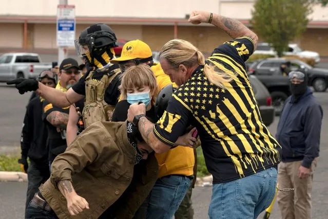 Members of the far-right Proud Boys clash with counter-protesters during rival rallies in Portland, Oregon, U.S., August 22, 2021. (Photo by David Ryder/Reuters)