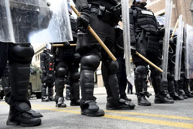 Police in riot gear block a street near the CVS Pharmacy building in Baltimore April 28, 2015. (Photo by Sait Serkan Gurbuz/Reuters)