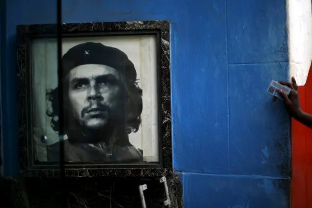 An image of the late revolutionary hero Ernesto “Che” Guevara is seen in a gate of a public building in Havana, Cuba, March 19, 2016. (Photo by Ivan Alvarado/Reuters)