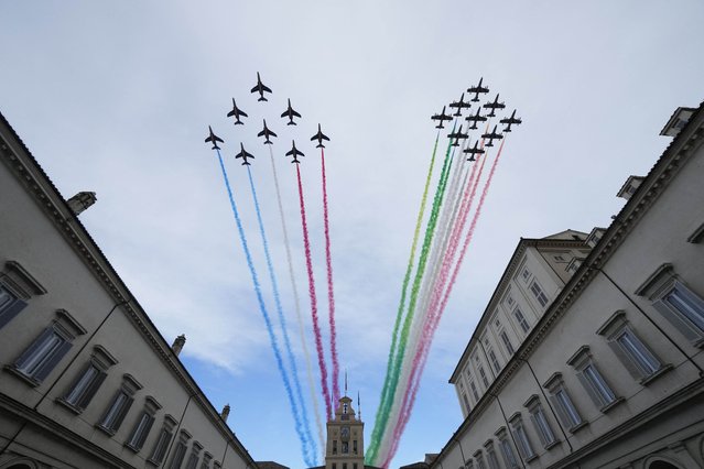 Italian air force aerobatic demonstration unit Frecce Tricolori (L) and French air force's Patrouille de France (R) fly above the Quirinale Presidential Palace in Rome on November 26, 2021, to mark the signing of the Franco-Italian Quirinal Treaty which aims to provide a stable and formalized framework for cooperation in relations between the two countries. (Photo by Andrew Medichini/Pool via AFP Photo)