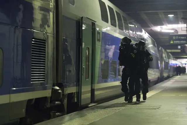 Members of the National Gendarmerie Intervention Group (GIGN) are pictured during a training exercise in the event of a terrorist attack, in collaboration with Recherche Assistance Intervention Dissuasion (RAID) and Research and Intervention Brigades (BRI) in the presence of the French Interior Minister Bernard Cazeneuve at la Gare Montparnasse, center Paris on April 20, 2016. (Photo by Miguel Medina/Reuters)