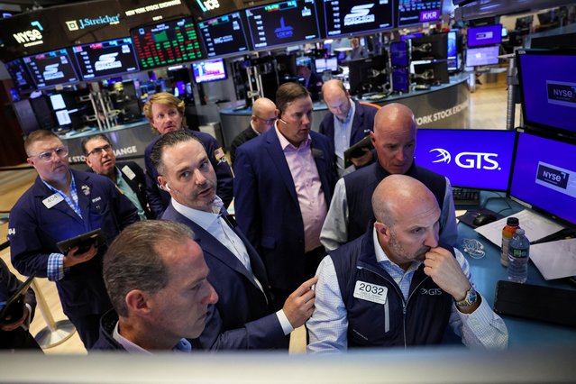 Traders and floor officials react to technical issues on the floor at the New York Stock Exchange (NYSE) in New York City, U.S., June 3, 2024. (Photo by Brendan McDermid/Reuters)