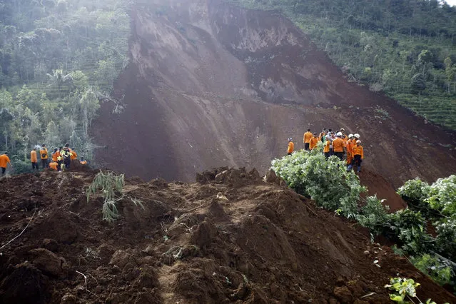 Indonesian rescuers search for victims at Banaran village which is hit by a landslide in Ponorogo, Indonesia, 02 April 2017. At least 28 people are missing and hundreds were evacuated to safer residential areas after a rain-triggered landslide hit a village in Ponorogo, East Java. (Photo by Ali Lutfi/EPA)