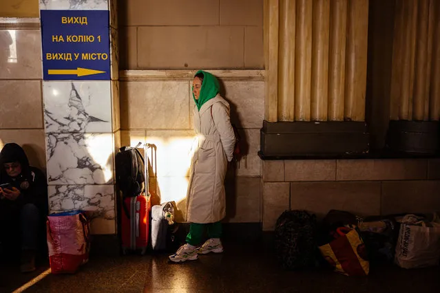 A woman waits an evacuation train at Kyiv central train station on February 28, 2022. The Russian army said on February 28 that Ukrainian civilians could “freely” leave the country's capital Kyiv and claimed its airforce dominated Ukraine's skies as its invasion entered a fifth day. (Photo by Dimitar Dilkoff/AFP Photo)