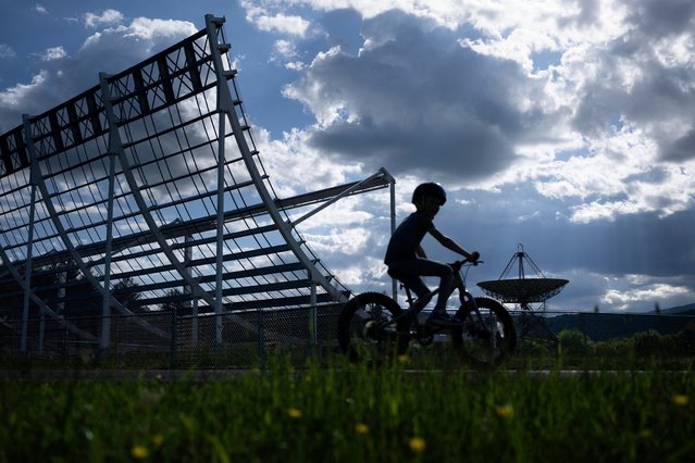 The CHIME Outrigger telescope is seen with one of the original 185 Foot radio telescopes at the Green Bank Observatory in the US National Radio Quiet Zone May 20, 2024, in Green Bank, West Virginia. (Photo by Brendan Smialowski/AFP Photo)