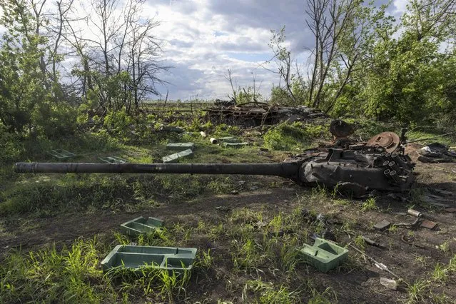 A destroyed tank near the village of Malaya Rohan, Kharkiv region, Ukraine, Monday, May 16, 2022. (Photo by Bernat Armangue/AP Photo)