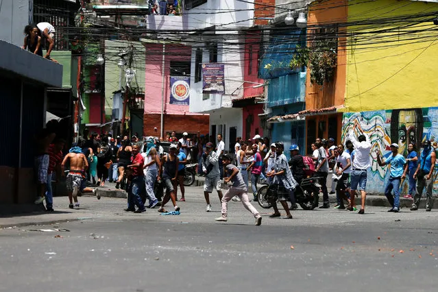 enezuelan protesters run away from the police during a protest over food shortage and against Venezuelan President Nicolas Maduro's government in Caracas, Venezuela, June 10, 2016. (Photo by Carlos Garcia Rawlins/Reuters)