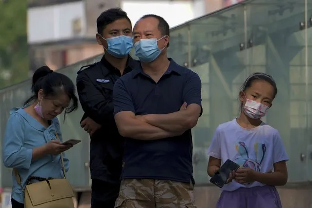 Residents wearing face masks wait in line to get their routine COVID-19 throat swabs at a coronavirus testing site in Beijing, Tuesday, August 30, 2022. A Chinese think tank issued a rare public disagreement on Monday with the ruling Communist Party's severe “zero COVID” policy, saying curbs that shut down cities and disrupt trade, travel and industry must change to prevent an “economic stall”. (Photo by Andy Wong/AP Photo)