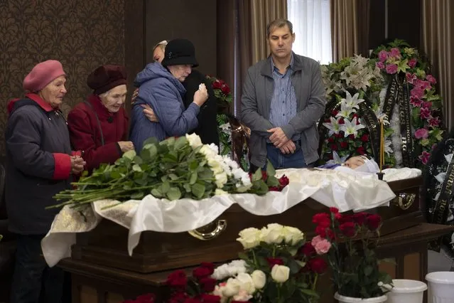 Relatives and friends react as they attend a farewell to teacher Natalya Vedernikova, one of victims of the shooting at school No. 88, in Izhevsk, Russia, Wednesday, September 28, 2022. The shooting in Monday took place in School No. 88 in Izhevsk, a city 960 kilometers (600 miles) east of Moscow in the Udmurtia region, and was one of the deadliest school shootings in Russia. (Photo by Dmitry Serebryakov/AP Photo)
