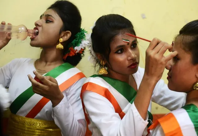 Indian schoolchildren wear tri-colour bands as they prepare to participate in a cultural programme for Independence Day celebrations at a school in Kolkata on August 15, 2016. (Photo by Dibyangshu Sarkar/AFP Photo)