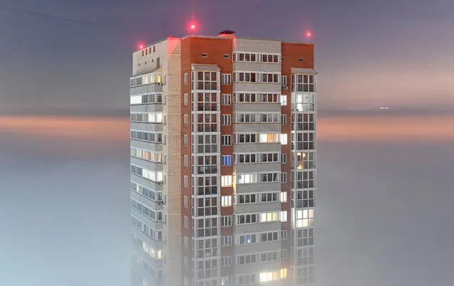 A view shows a block of flats shrouded in fog in the city of Omsk, Russia on December 18, 2021. (Photo by Alexey Malgavko/Reuters)