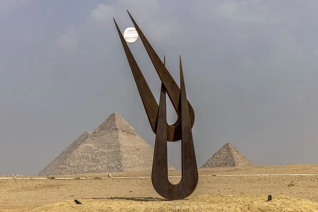 This picture taken on October 27, 2022 shows a view of the sculpture “Spirit of Hathor” by British-American sculptor, collector, art advisor, educator, and author Natalie Clark at the Giza pyramids necropolis during the second edition of the Art D’Égypte exhibition “Forever is Now”. (Photo by Khaled Desouki/AFP Photo)