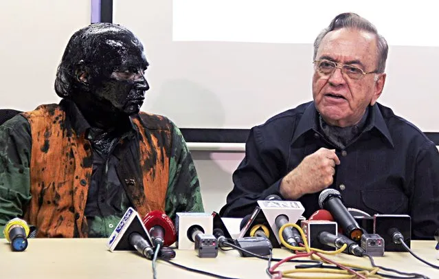Indian activist Sudheendra Kulkarni (L), whose face was blackened by ink in an alleged attack, looks on as former Pakistani foreign minister Khurshid Mahmud Kasuri speaks to media in Mumbai on October 12, 2015. An Indian activist on October 10 accused far-right protesters of dousing him in black ink over the launch of a former Pakistani foreign minister's book, in the latest apparent attack on free speech in the country. (Photo by AFP Photo/Stringer)