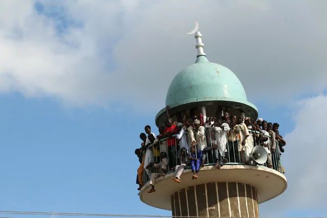Spectators watch from a mosque minaret to try to get a better view of the Durbar festival parade in Zaria, Nigeria September 14, 2016. (Photo by Afolabi Sotunde/Reuters)