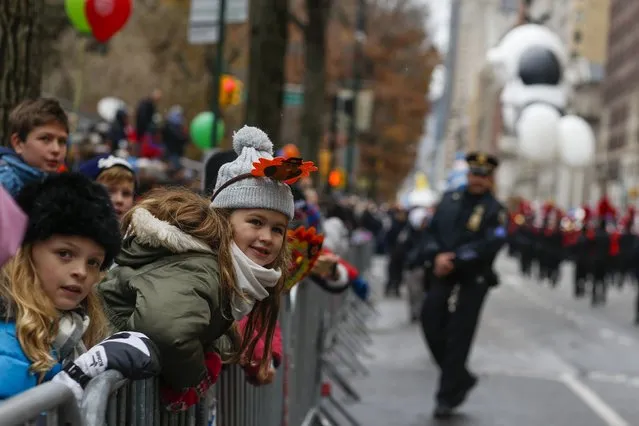 Children try to watch the 88th Macy's Thanksgiving Day Parade in New York November 27, 2014. (Photo by Eduardo Munoz/Reuters)