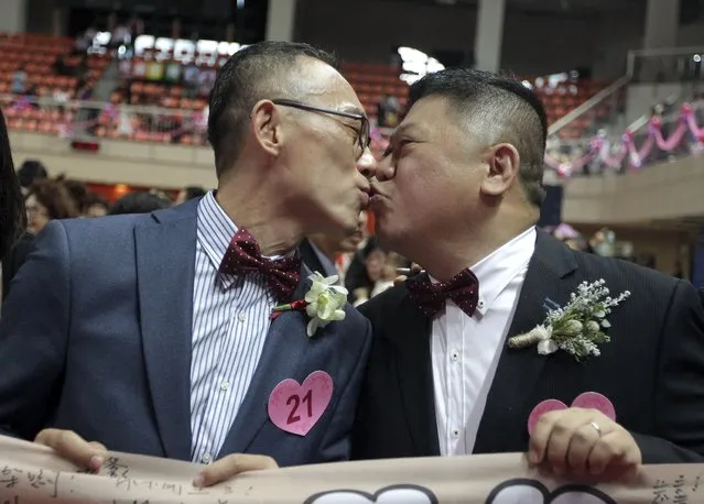 A same-s*x couple kisses during a mass wedding ceremony in Taipei, Taiwan, October 24, 2015. (Photo by Pichi Chuang/Reuters)
