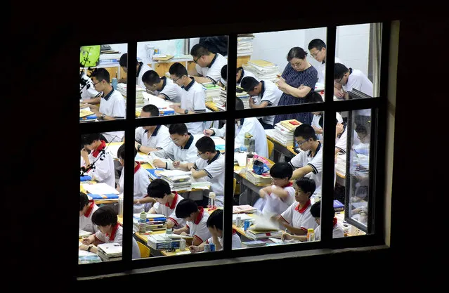 This photo taken on May 17, 2023 shows high school students going through exam papers, ahead of the National College Entrance Examination (NCEE), known as “gaokao”, in Handan, in China's northern Hebei province. (Photo by AFP Photo/China Stringer Network)