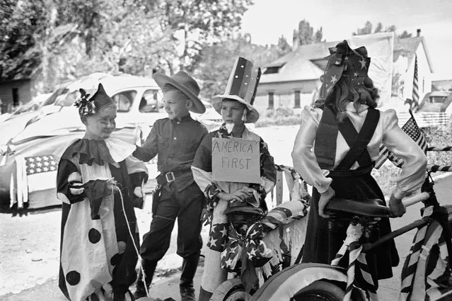 Children, participants in an Independence Day celebration, wait for the parade to begin. Vale, Ore., July 4, 1941. (Photo by Corbis via Getty Images)