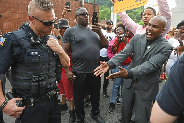 Leonard Hammonds II, of Penn Hills, right, points out that a Turtle Creek Police officer has his hand on his weapon during a rally in East Pittsburgh, Pa., on Wednesday, June 20, 2018, at a protest regarding the shooting death of Antwon Rose by an East Pittsburgh Police officer during a traffic stop the night before. (Photo by Steve Mellon/Pittsburgh Post-Gazette via AP Photo)