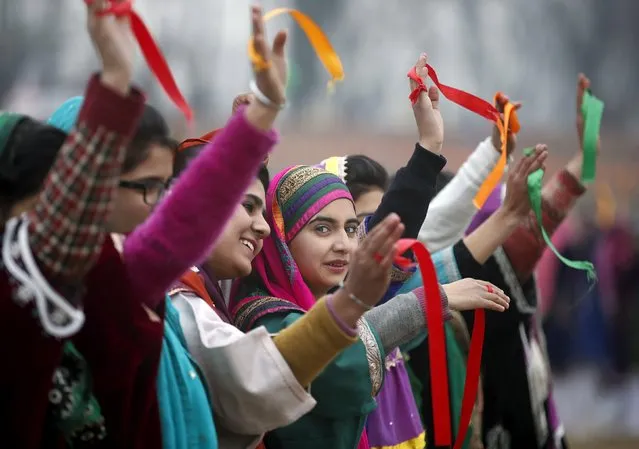 Kashmiri schoolgirls wearing traditional dresses perform to a song during India's Republic Day celebrations in Srinagar January 26, 2016. (Photo by Danish Ismail/Reuters)