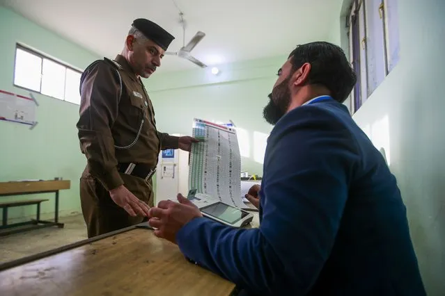 Iraqi security forces members participate in the provincial elections in Najaf, Iraq, Saturday, December 16, 2023. (Photo by Anmar Khalil/AP Photo)