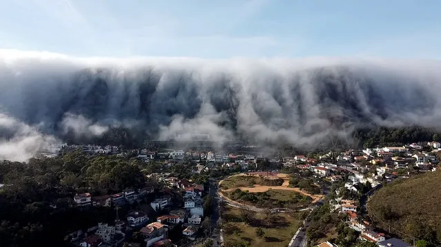 The cloud swallowing the city on Monday, September 4, 2023 in the city of Sabará, Brazil. (Photo by Willian Fernandes de Souza/Jam Press)