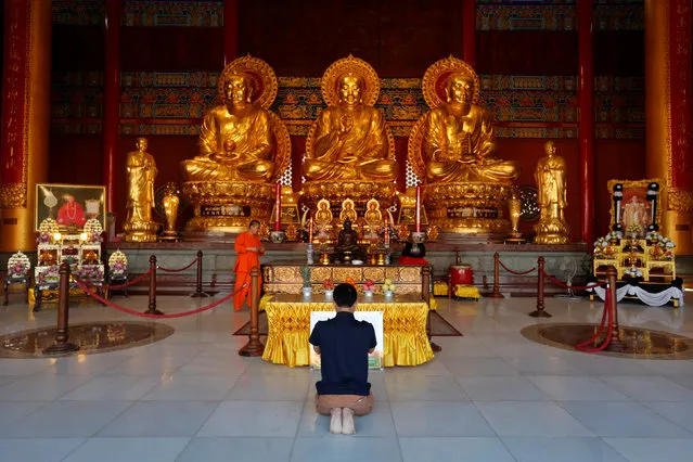 A man prays at a temple to celebrate Chinese New Year in Nonthaburi province, on the outskirts of Bangkok, Thailand January 27, 2017. (Photo by Chaiwat Subprasom/Reuters)