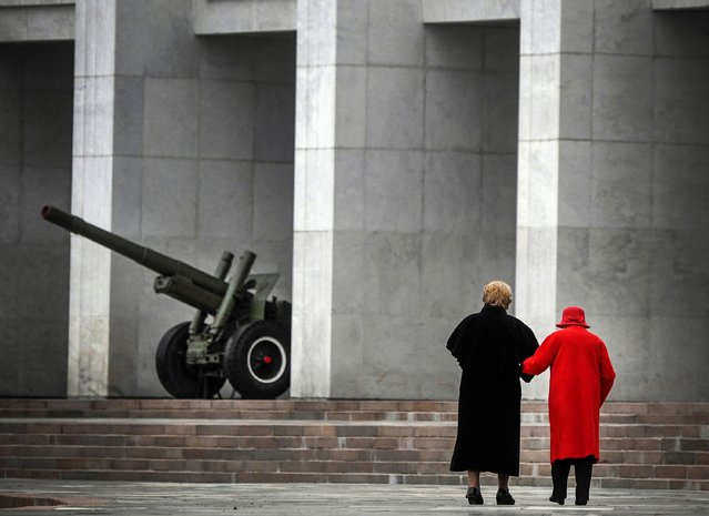 Two elderly women walk towards the Museum of the Great Patriotic War (also known as the Victory Museum) – the largest museum of military history in Russia with the biggest collection of World War II military items – at Poklonnaya Hill in Moscow on September 29, 2021, amid the Covid-19 pandemic caused by the novel coronavirus. Russia recorded its highest coronavirus death toll for a second day running, as infections are on the rise driven by the Delta variant and slow vaccination rates. A government tally reported 857 fatalities over the past 24 hours and 22,430 new cases. (Photo by Alexander Nemenov/AFP Photo)