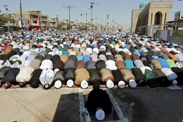 Supporter of prominent Iraqi Shi'ite cleric Moqtada al-Sadr attend Friday prayers in Baghdad's Sadr City April 1, 2016. (Photo by Ahmed Saad/Reuters)