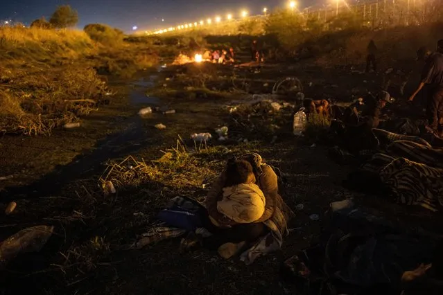 Fabiola, a 30-year-old migrant from Nicaragua, snuggles with her two-year-old daughter Carolina along the riverbed of the Rio Grande while searching for an entry point into the U.S. from the international boundary between Ciudad Juarez, Mexico and El Paso, Texas, U.S., April 20, 2024. (Photo by Adrees Latif/Reuters)