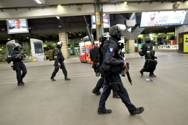 Members of the National Gendarmerie Intervention Group (GIGN) are pictured following a training exercise in the event of a terrorist attack in collaboration with Recherche Assistance Intervention Dissuasion (RAID) and Research and Intervention Brigades (BRI) in presence of the French Interior minister Bernard Cazeneuve at la Gare Montparnasse, center Paris on April 20, 2016. (Photo by Miguel Medina/Reuters)