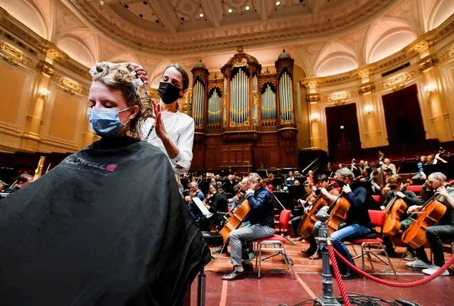A customer gets a haircut in a concert hall as museums and concert halls protest against government rules allowing gyms and hairdressers to re-open while they have to stay shut due to coronavirus disease (COVID-19) restrictions in Amsterdam, Netherlands on January 19, 2022. (Photo by Piroschka van de Wouw/Reuters)